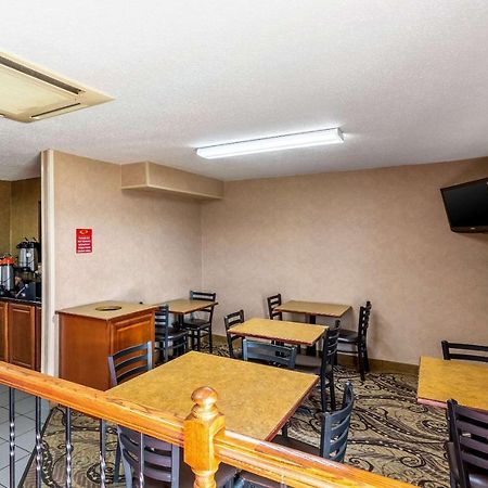Econo Lodge Inn & Suites Evansville Stevenson Bagian luar foto