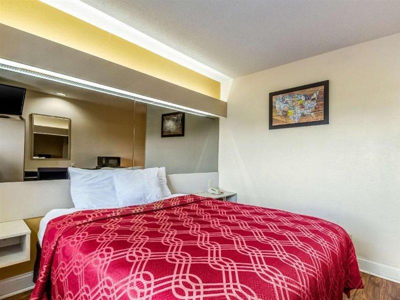 Econo Lodge Inn & Suites Evansville Stevenson Bagian luar foto