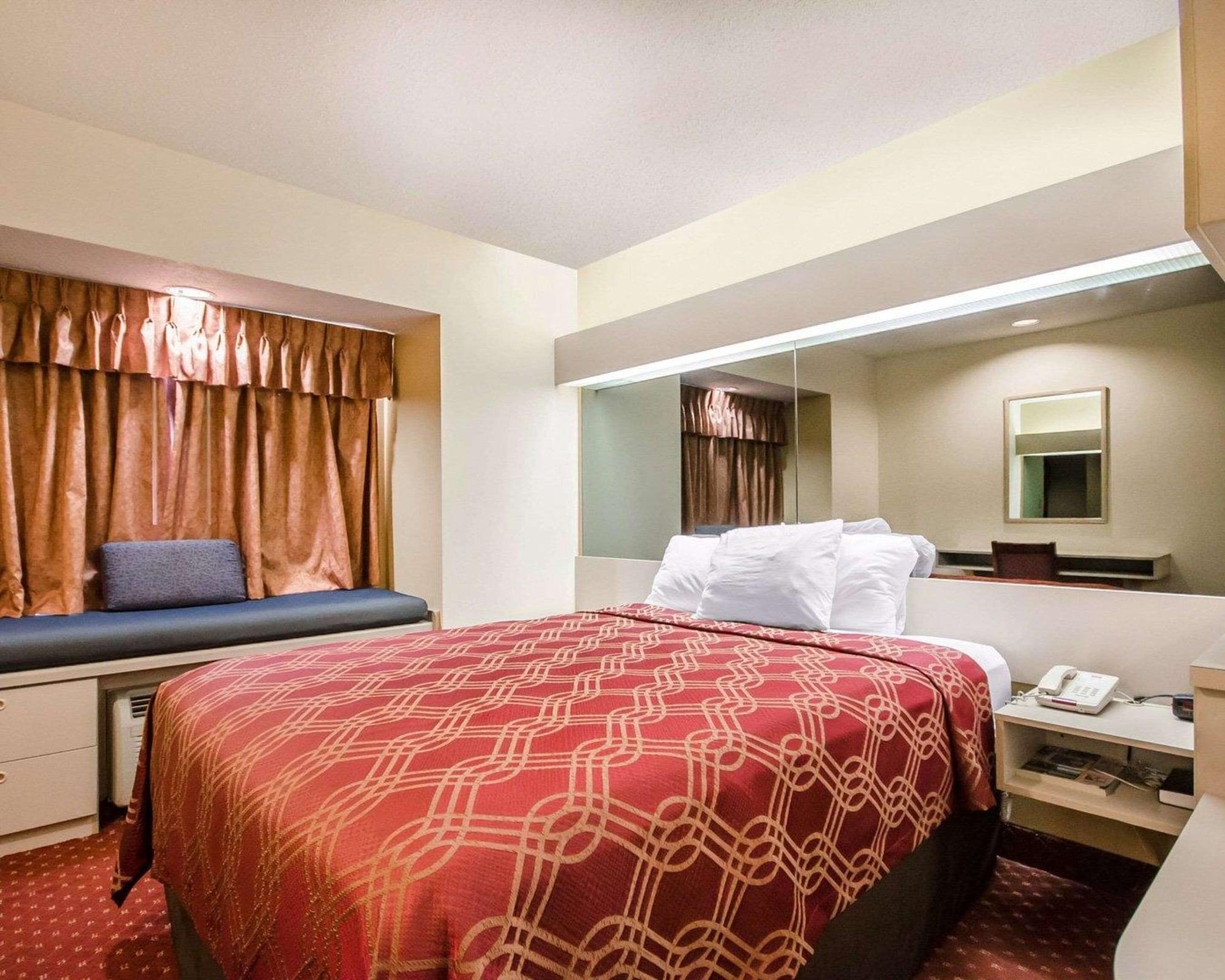 Econo Lodge Inn & Suites Evansville Stevenson Bagian luar foto