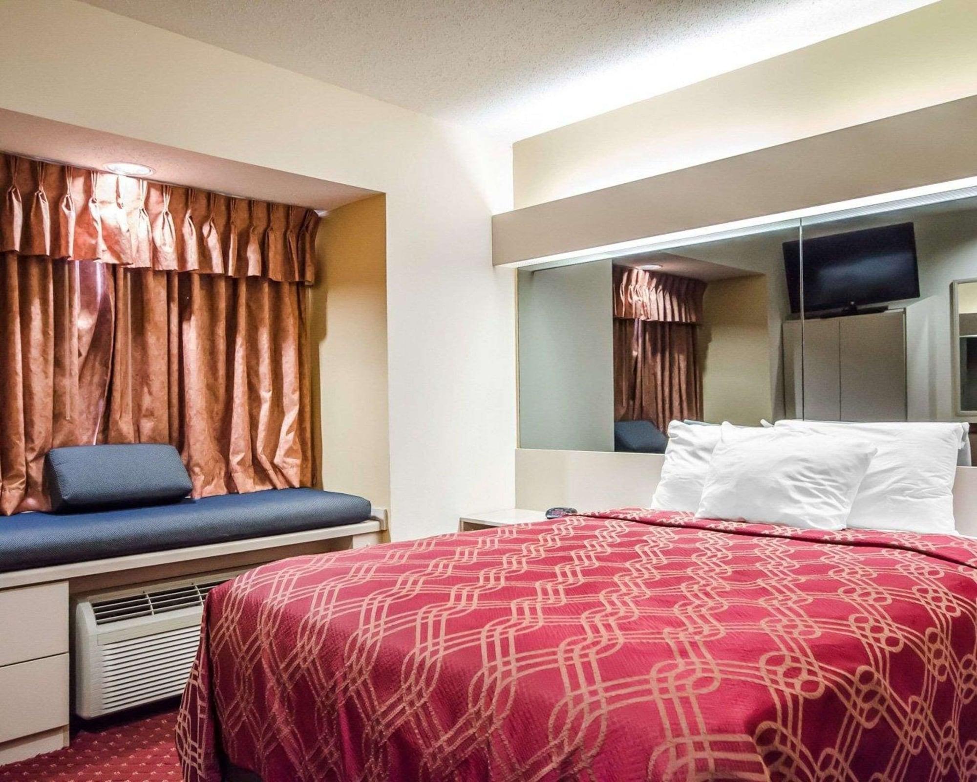 Econo Lodge Inn & Suites Evansville Stevenson Bagian luar foto
