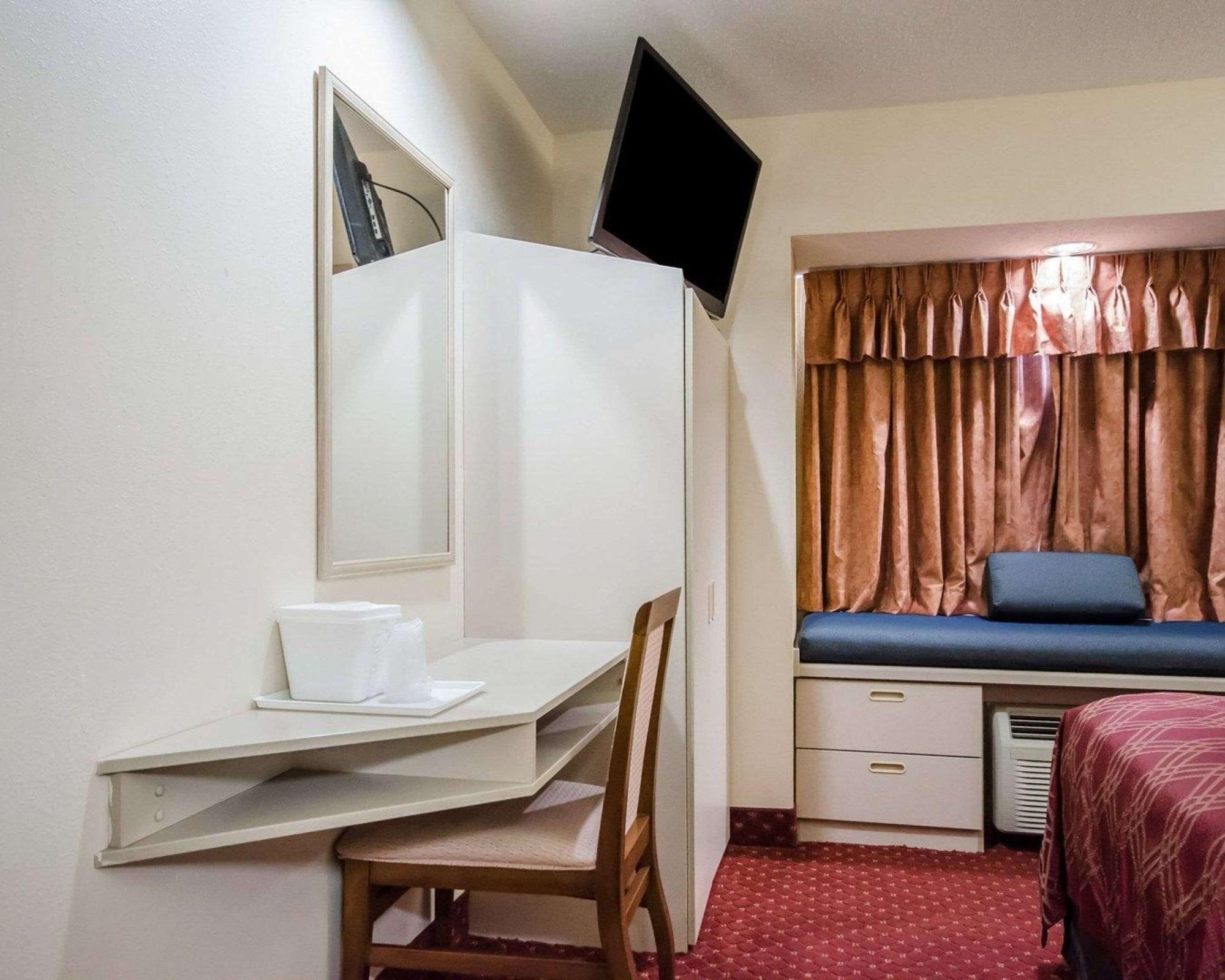 Econo Lodge Inn & Suites Evansville Stevenson Bagian luar foto