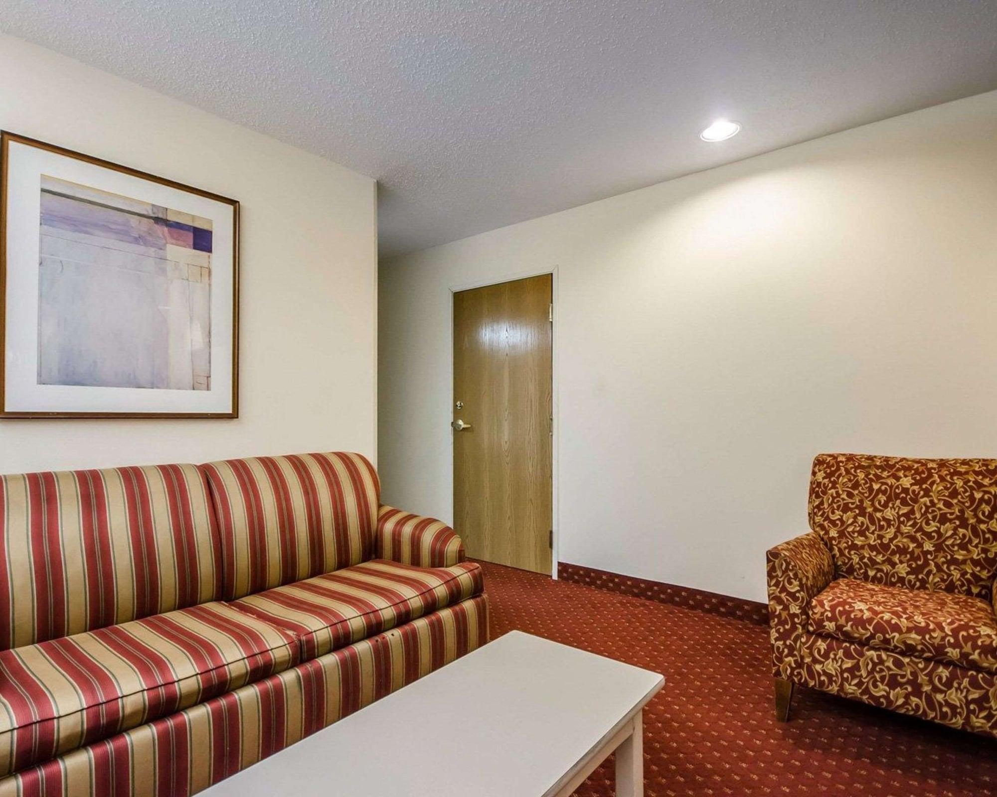 Econo Lodge Inn & Suites Evansville Stevenson Bagian luar foto